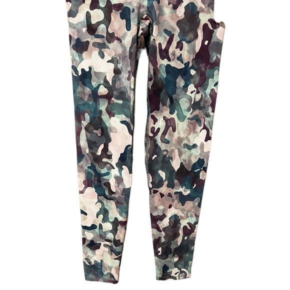 Spanx Booty Boost Active Printed 7/8 Cropped Leggings in Painted Camo (XS) - Picture 10 of 15